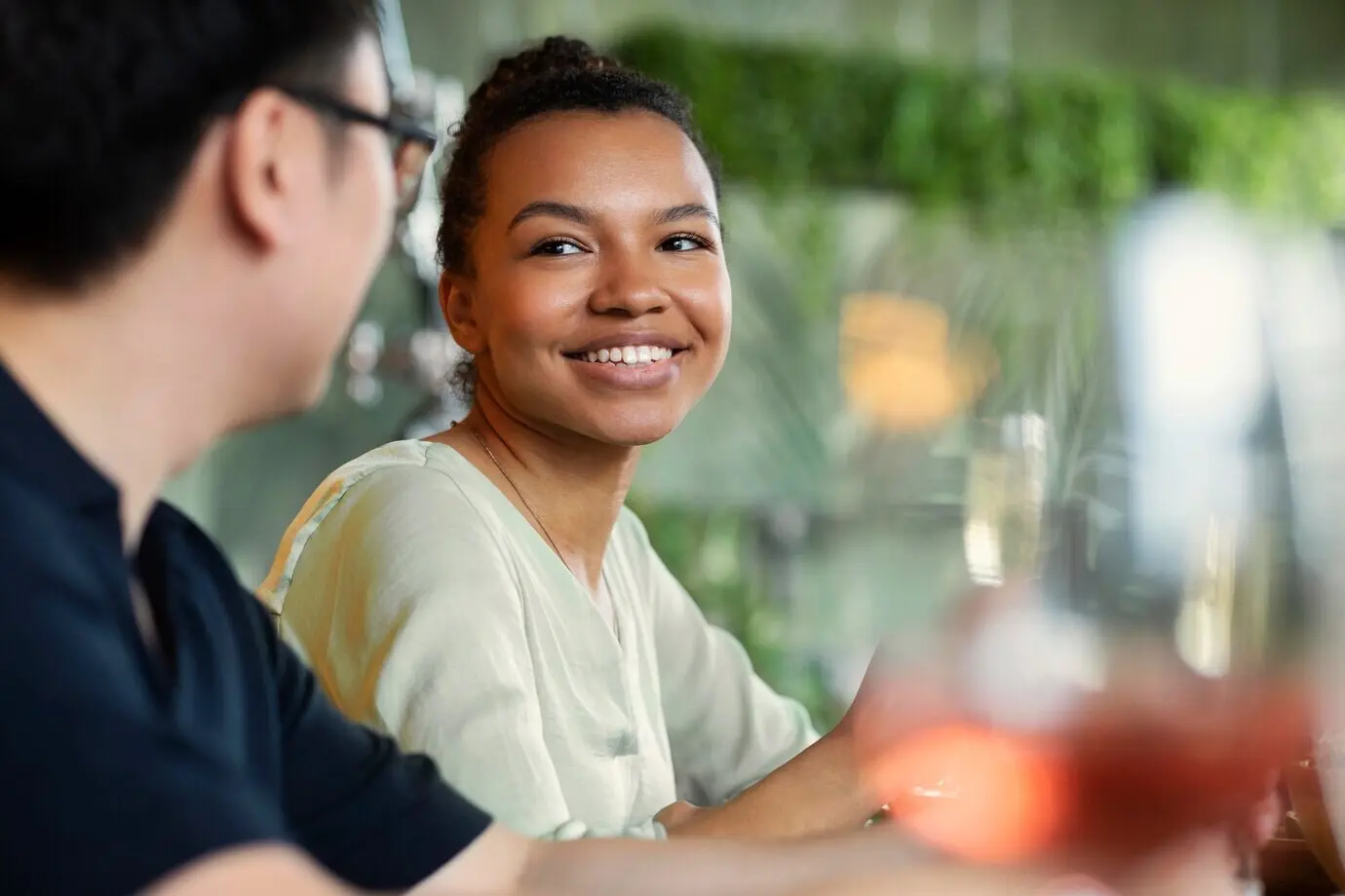 Nahaufnahme von zusammen lächelnden Freunden