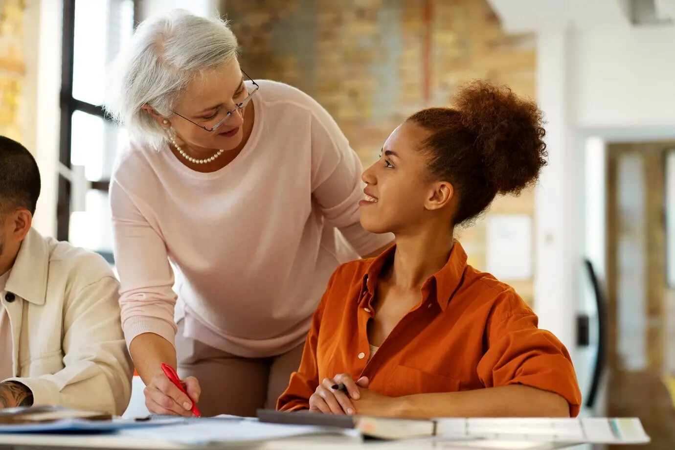 Frontalansicht junger und alter Frauen im Gespräch